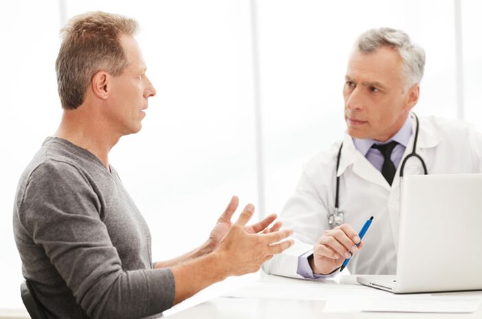 Muž s chronickou prostatitidou v ordinaci lékaře