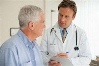 Pacient s prostatitidou při konzultaci s urologem