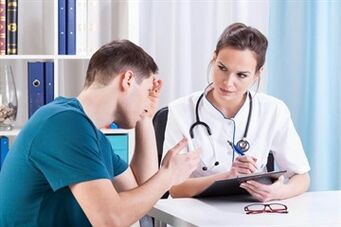 Urolog předepisuje léčbu prostatitidy
